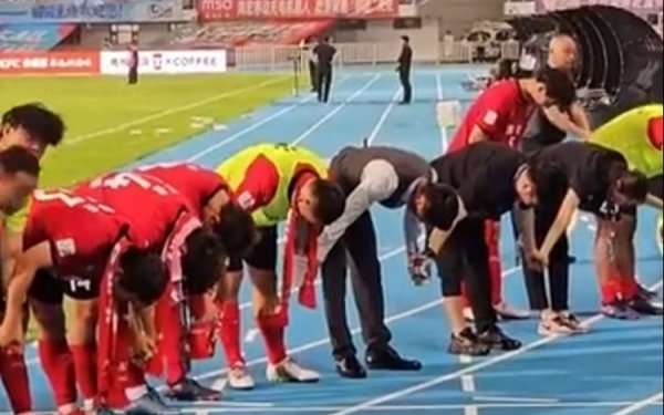 苏超淮安队赛后90度俯身  向球迷鞠躬，球迷泪目高喊继续战斗
