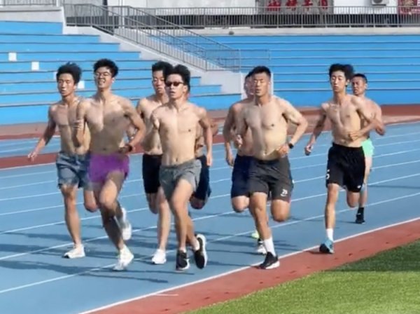 亚泰老将谭龙晒假期额外训练视频：坚守  的意义