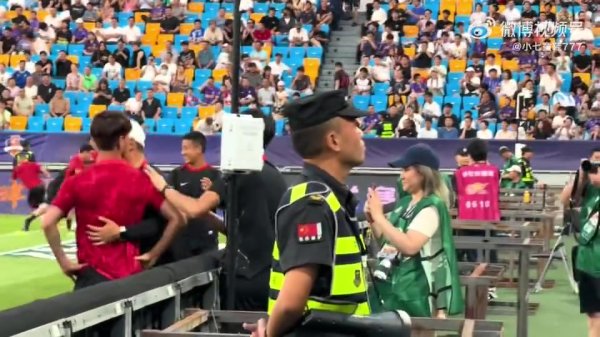 剑拔弩张😨天津球迷看台怒喷韦世豪，球员回应：你下来，下来！