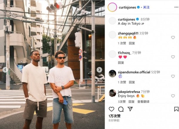 琼斯社媒晒和队友东京逛街照：赫拉芬贝赫、弗林蓬、范迪克出镜