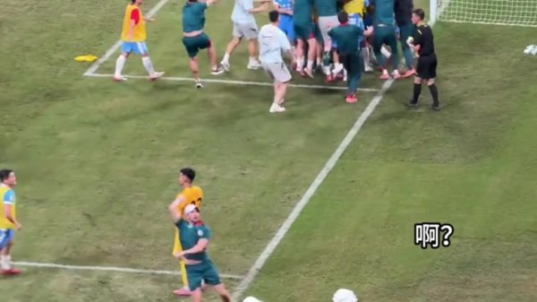 老队友！赛后刘殿座站在原地有些落寞，钟义浩跳起来抱刘殿座