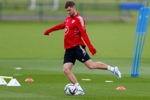 下一场对比利时！32岁后场球员本-戴维斯将迎威尔士国家队百场