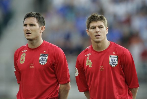 邮报：英格兰队当年派系之争尤为严重，利物浦曼联球员分桌吃饭