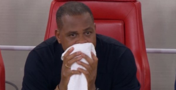 气哭了？印尼主帅克鲁伊维特赛后怒砸椅子，不断擦脸眼眶泛红