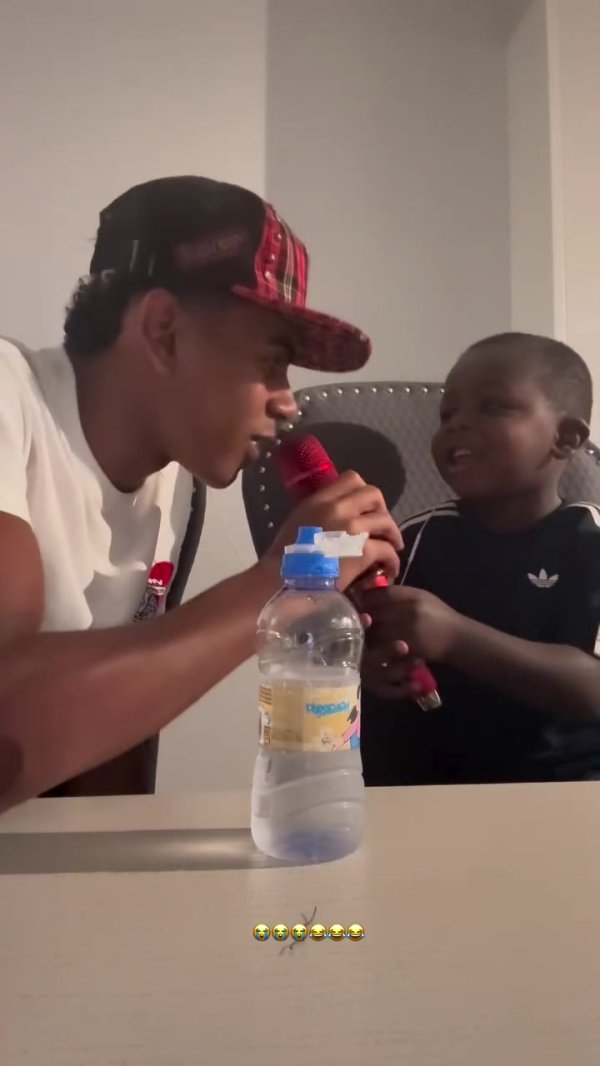 亚马尔晒与弟弟唱歌视频，两人同唱夏奇拉歌曲《Waka Wak