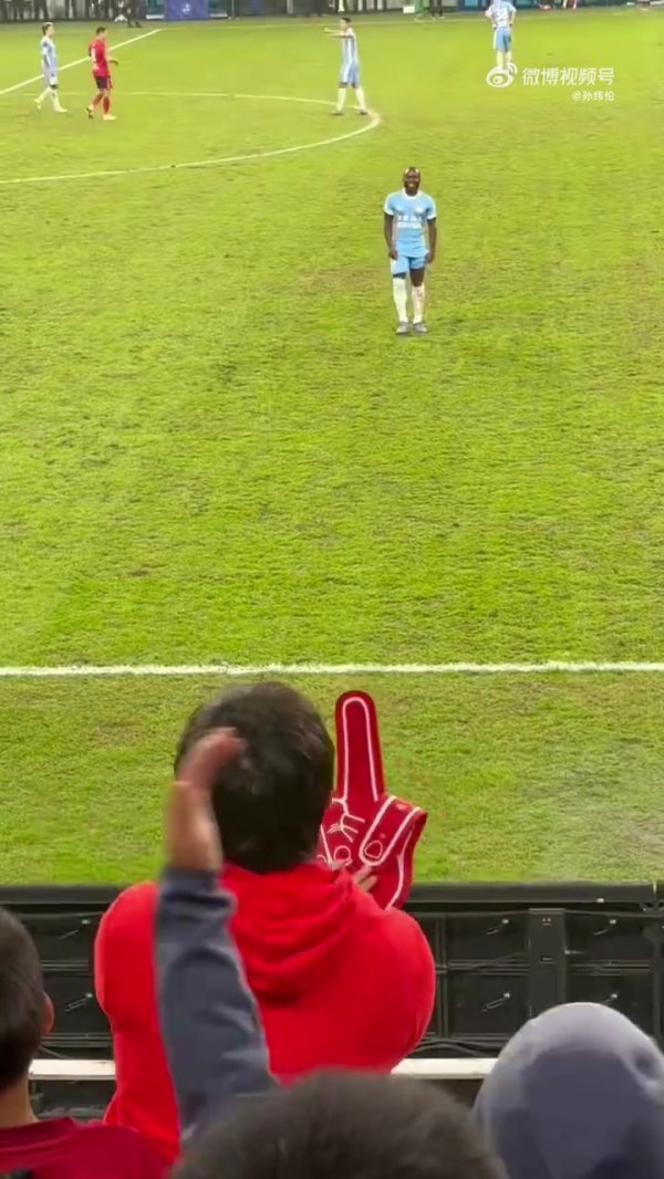 现场球迷朝阿奇姆彭学猴子叫+骂黑鬼+竖中指，导致赛事  一度