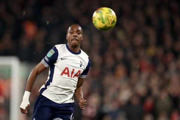 20岁159天，特尔是自阿里之后，英超对阵曼联得分  最年轻