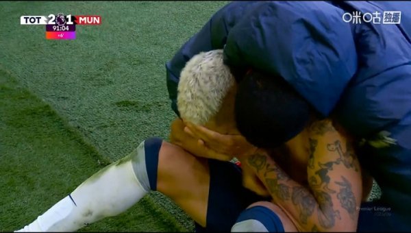 第91分钟破门反超曼联！里沙利松脱衣滑跪庆祝，随后捂脸情难自已