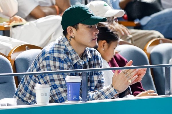 王大雷现场观战WTA宁波站单人赛总决赛  ，他昨天在杭州踢完