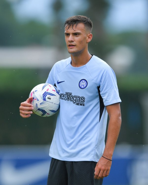 记者：国米正关注小将斯坦科维奇，球队有回购条款及转会分成