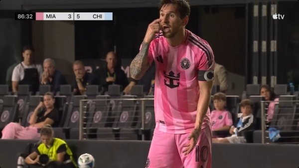 怒了😡梅西罚定位球与裁判    起争执，数次摆球+频频挥手+