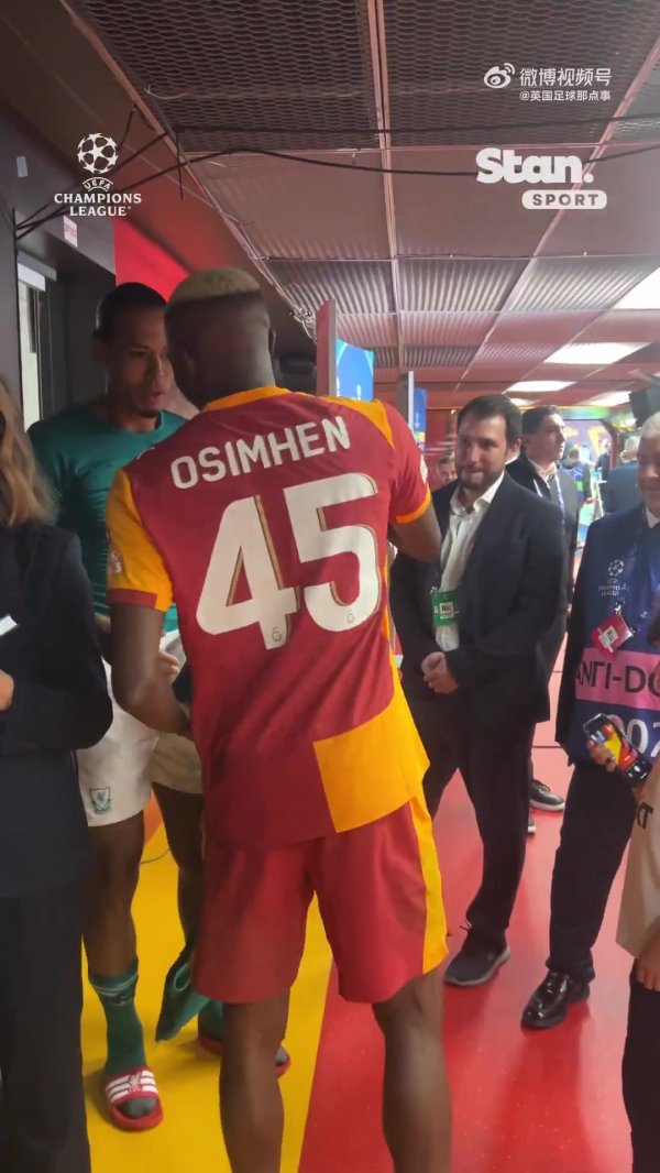 打入制胜球的奥斯梅恩和范迪克交换运动活动    服  👕🤝