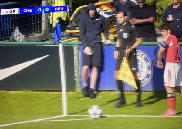 不愧是你😅帕尔默下午松散慵懒看青年欧冠，晚上正式比赛穿棉袄棉